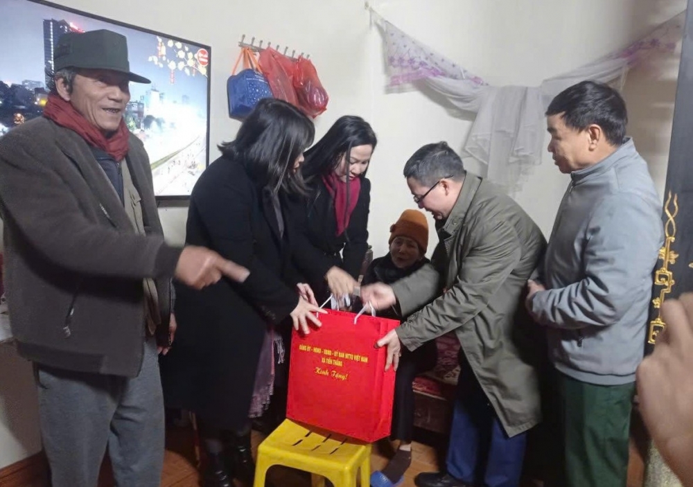 Chủ tịch UBND xã Tiến Thắng Nguyễn Minh Hải trao quà Tết cho đối tượng chính sách. Ảnh: Thu An