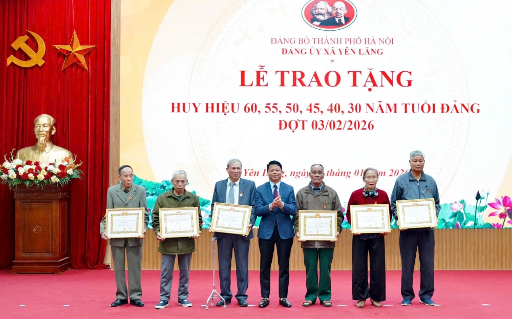 Chủ tịch UBND xã Yên Lãng Lê Văn Khương chúc mừng các đảng viên lão thành