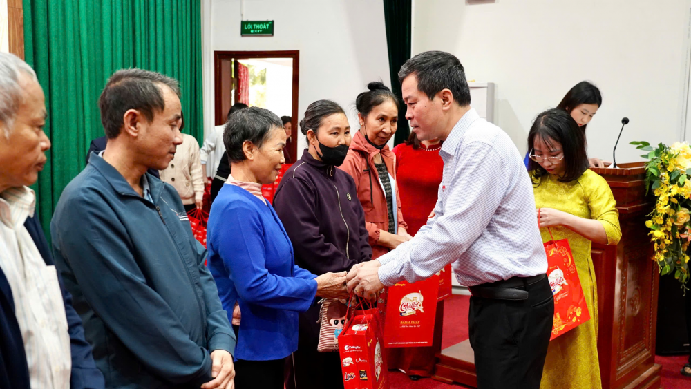 Đồng chí Lỗ Xuân Hòa - Phó Bí thư Thường trực Đảng ủy, Chủ tịch Ủy ban MTTQ Việt Nam xã Yên Lãng trao quà tại chương trình Tết yêu thương – Xuân sẻ chia.