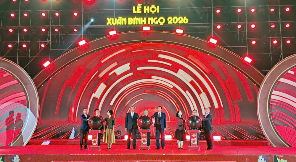 Các đại biểu nhấn nút khai mạc Lễ hội Xuân Bính Ngọ 2026.