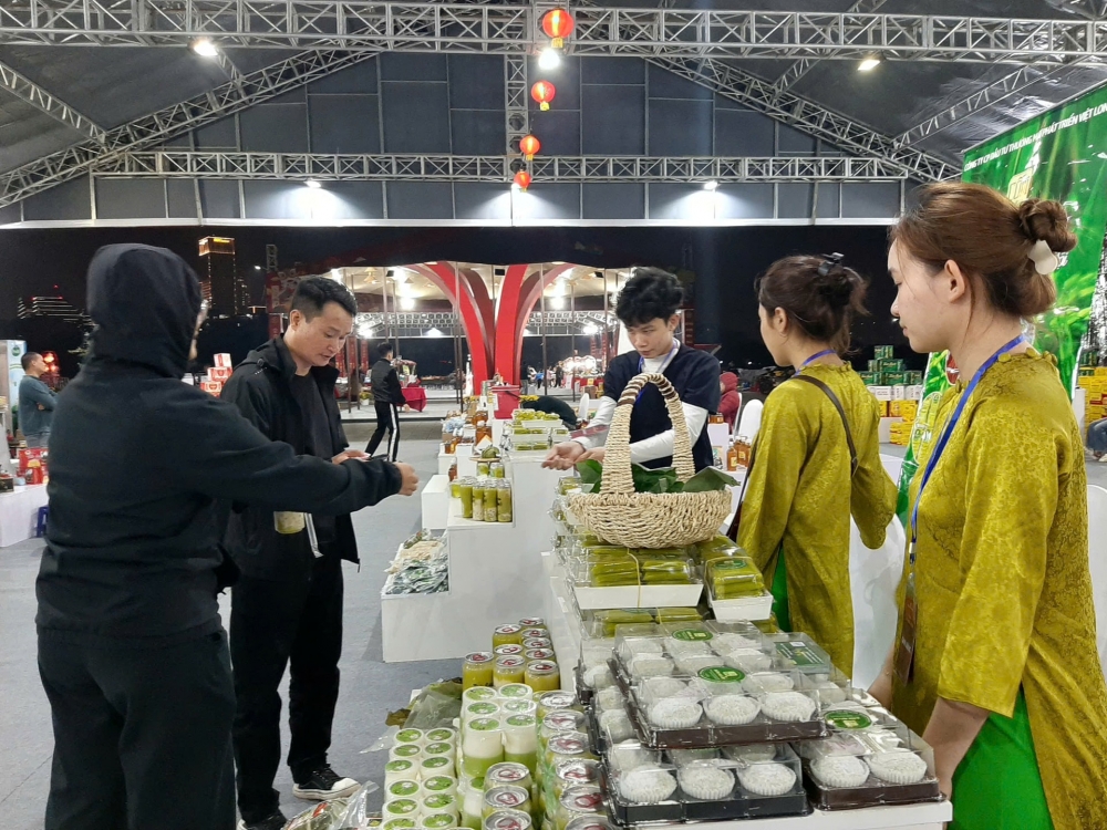 Người dân Thủ đô tham quan các gian hàng tại Lễ hội. 