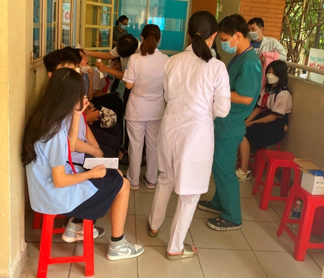 Tổ công tác bao gồm các chuyên gia về nhi khoa, HCDC đến trường THCS Lê Văn Tám trực tiếp thăm khám, xét nghiệm cho các cháu học sinh và nhân viên phục vụ bữa ăn của nhà trường.