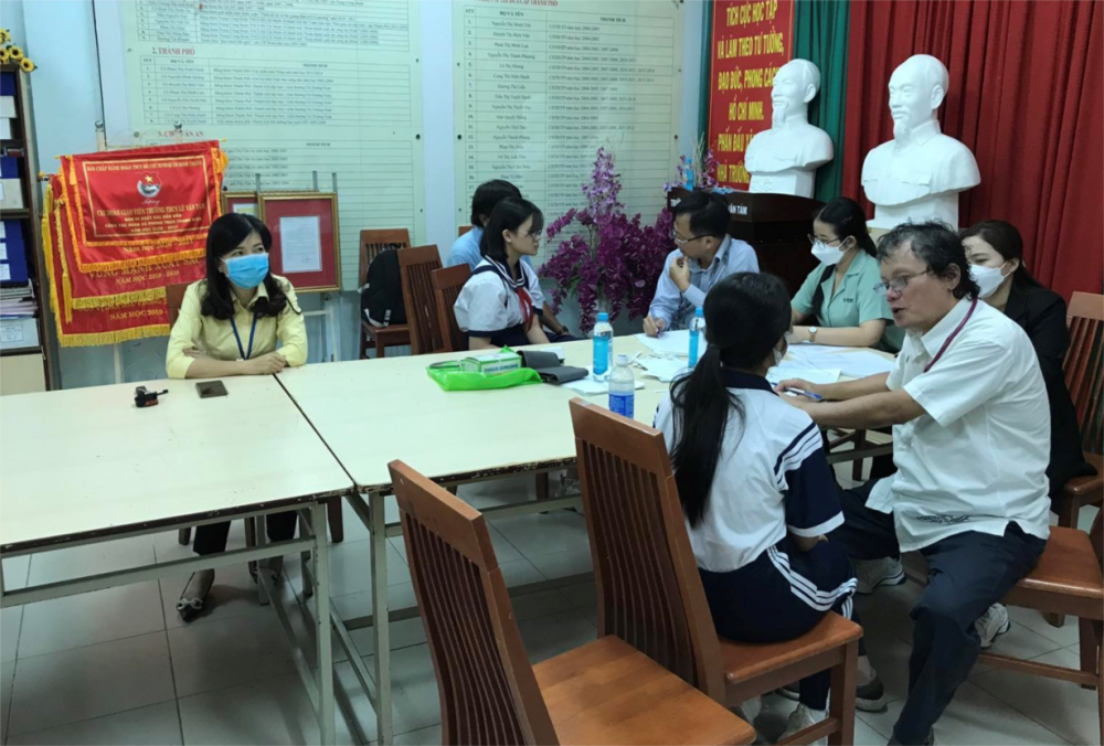 Bác sĩ Trương Hữu Khanh - chuyên gia về Nhiễm Nhi của Bệnh viện Nhi Đồng 1 làm trưởng đoàn khám và chẩn đoán lâm sàng cho các học sinh trường THCS Lê Văn Tám và THCS Lam Sơn (quận Bình Thạnh).