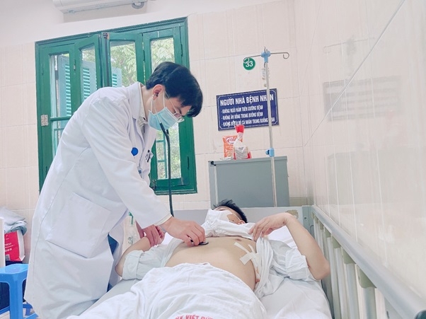 Thăm khám cho bệnh nhân điều trị tại Bệnh viện Việt Đức.