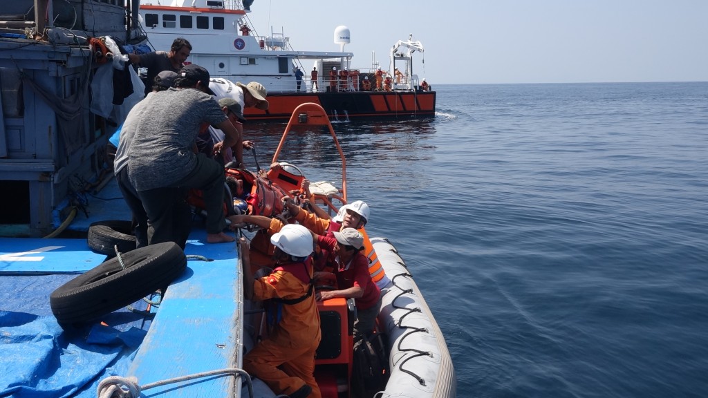 Tàu SAR 412 nỗ lực cứu ngư dân gặp nạn trên vùng biển Đà Nẵng