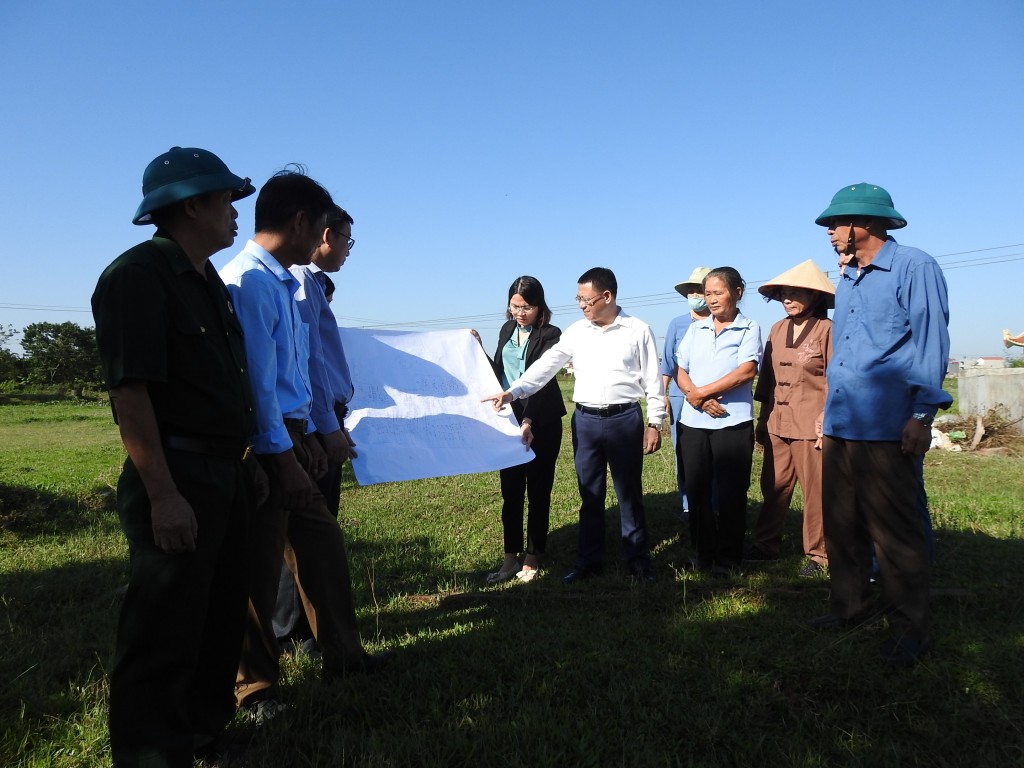 Chủ tịch UBND huyện Mê Linh Hoàng Anh Tuấn chỉ đạo tại vị trí GPMB phục vụ dự án vành đai 4