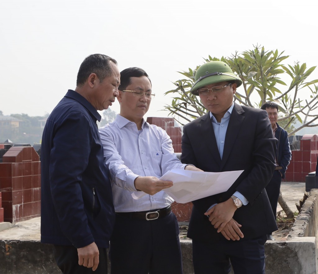 Bí thư Huyện uỷ Mê Linh Nguyễn Thanh Liêm (bên phải) kiểm tra tiến độ giải phóng mặt bằng phục vụ dự án vành đai 4