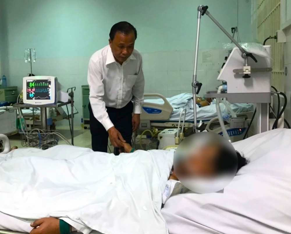 TS.BS Mai Văn Mười - Giám đốc Sở Y tế Quảng Nam thăm hỏi người dân ngộ độc thực phẩm đang điều trị tại bệnh viện.