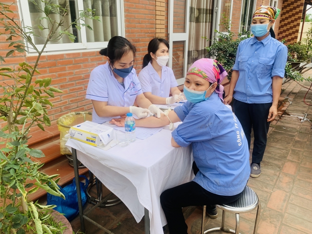 Các bác sĩ huyện Mê Linh khám, tư vấn chăm sóc sức khỏe cho người lao động Công ty cổ phần Xuân Hòa Hà Nội.