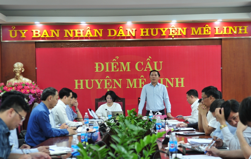 Bí thư Huyện uỷ Mê Linh Nguyễn Thanh Liêm và Giám đốc sở Y tế Hà Nội Trần Thị Nhị Hà chủ trì hội nghị. 