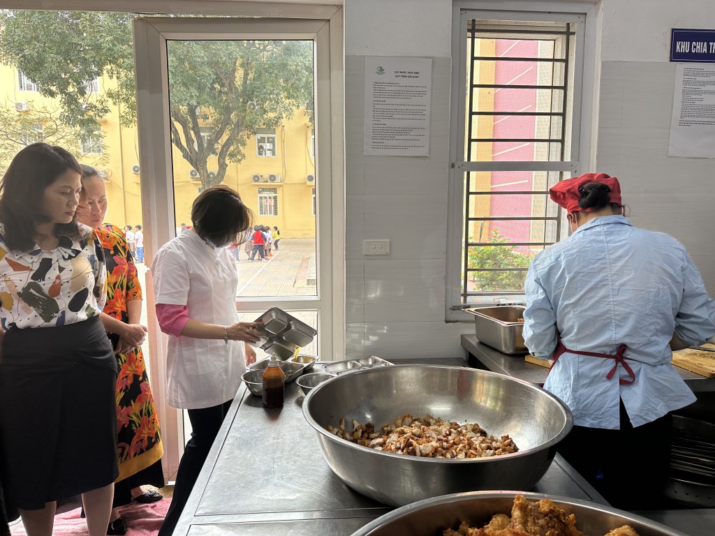Đoàn kiểm tra bếp ăn tại trường Tiểu học Thanh Xuân Nam