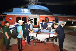 Trực thăng cứu hộ ngư dân từ Trường Sa về đất liền điều trị