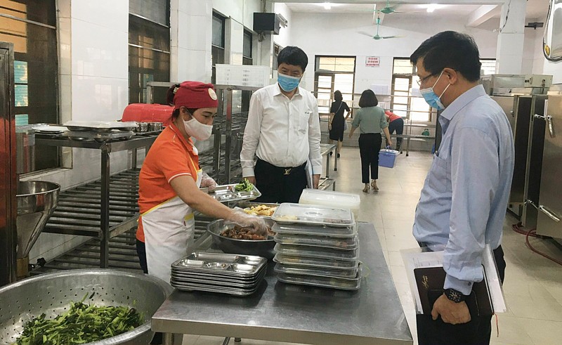 Đoàn kiểm tra của Sở Giáo dục và Đào tạo Hà Nội kiểm tra công tác bảo đảm an toàn vệ sinh thực phẩm bếp ăn bán trú trường học tại quận Thanh Xuân