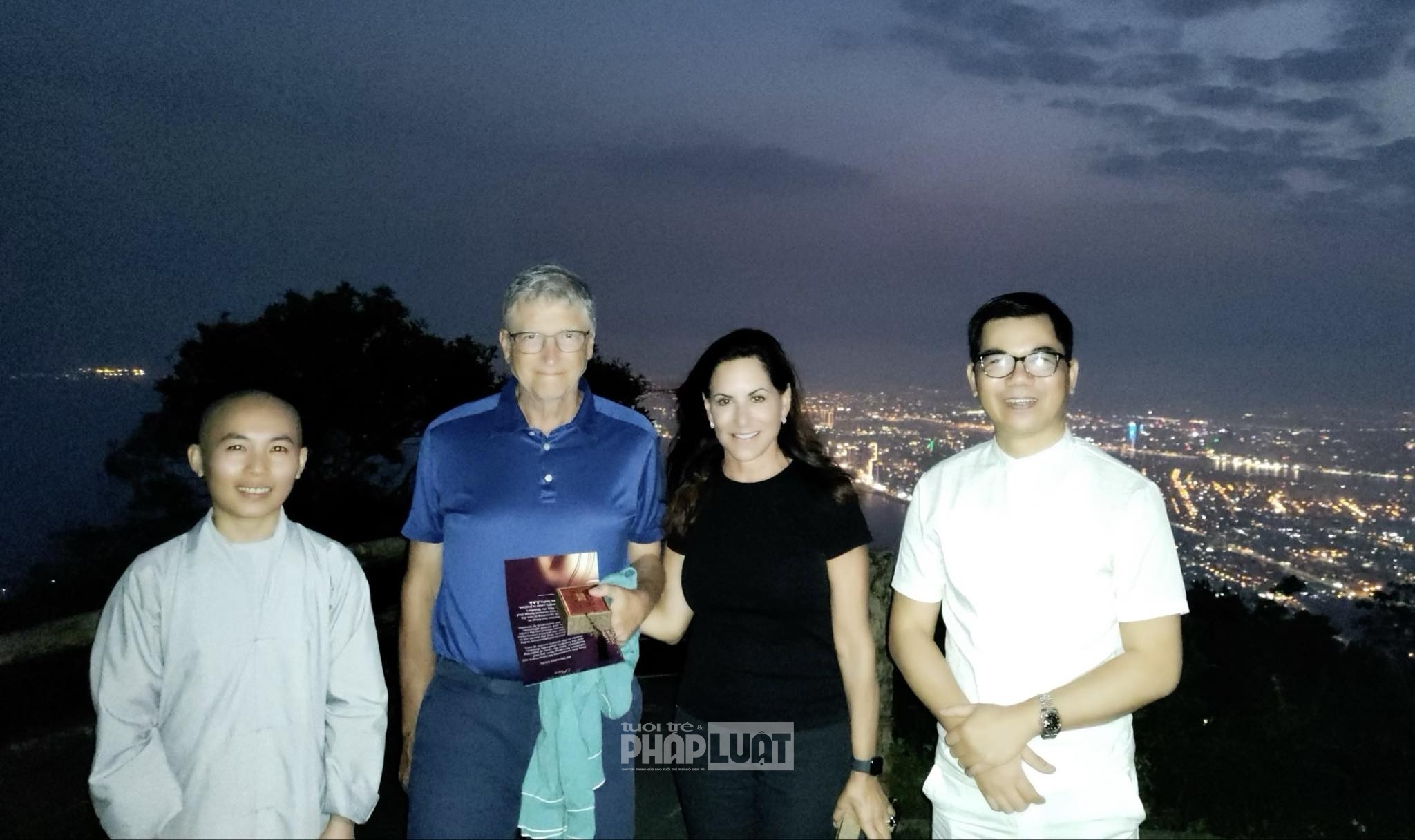 Tỷ phú Bill Gates và bạn gái chụp ảnh lưu niệm với nghệ nhân Hoàng Anh Sướng