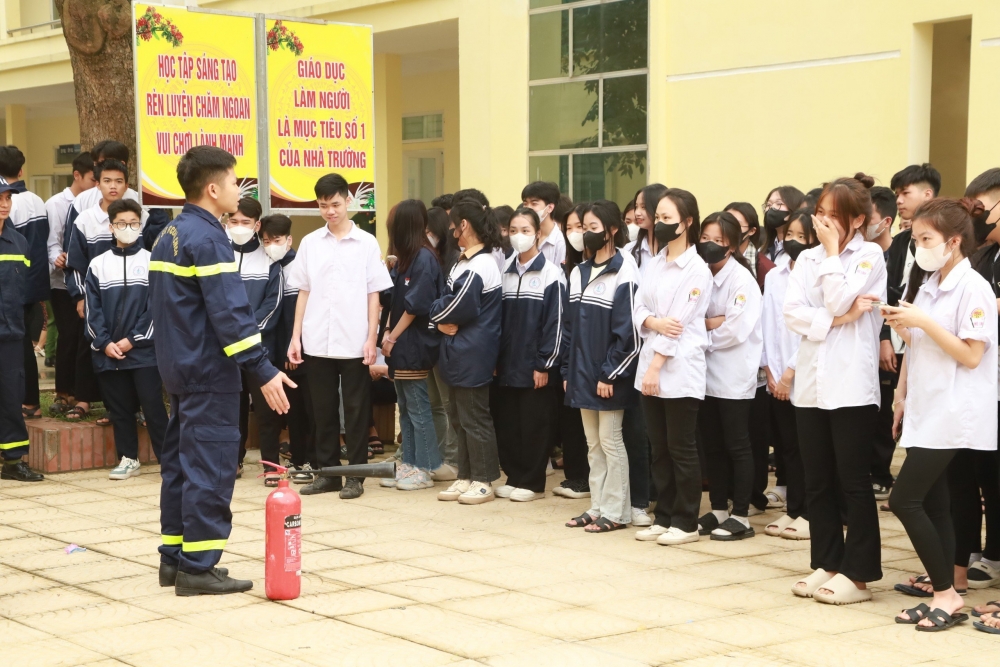 Công an huyện Mê Linh tuyên truyền PCCC cho giáo viên, học sinh