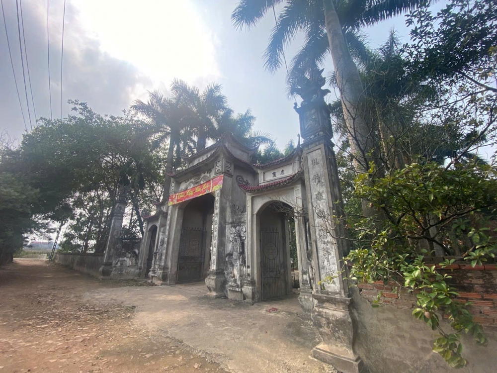 Tam quan của đền Ả Lự Minh Vương tại xã Tráng Việt, huyện Mê Linh