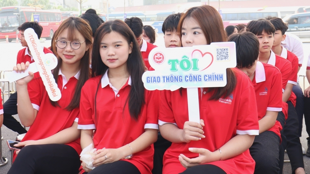 Học sinh Hà Nội hào hứng tìm hiểu cơ hội nghề nghiệp