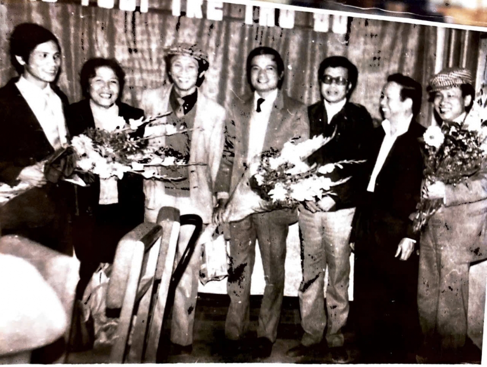 Đội ngũ cán bộ, phóng viên báo Tuổi trẻ Thủ đô những ngày đầu. Ông Lê Đình Cường đứng ngoài cùng bên trái