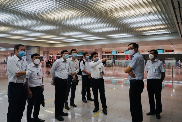Đoàn công tác của Bộ Y tế kiểm tra công tác phòng, chống dịch tại sân bay Tân Sơn Nhất. Ảnh tư liệu: Kim Vân