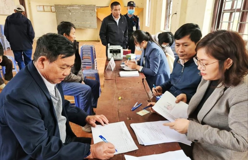 Các hộ dân xã Thanh Xuân ký nhận tiền đền bù giải phóng mặt bằng dự án đường Vành đai 4.