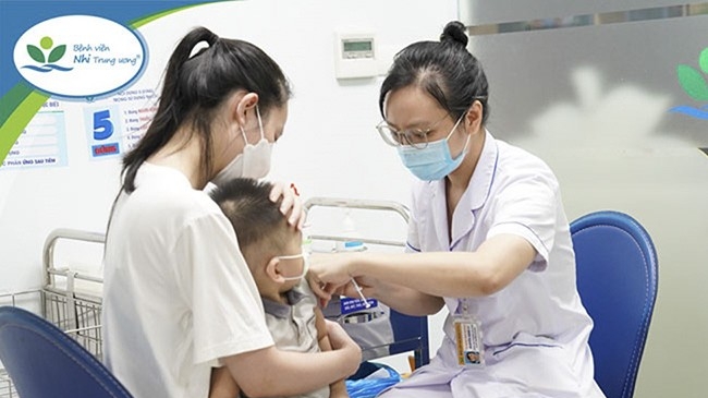 Lây thủy đậu từ người lớn, em bé 27 ngày tuổi biến chứng nặng