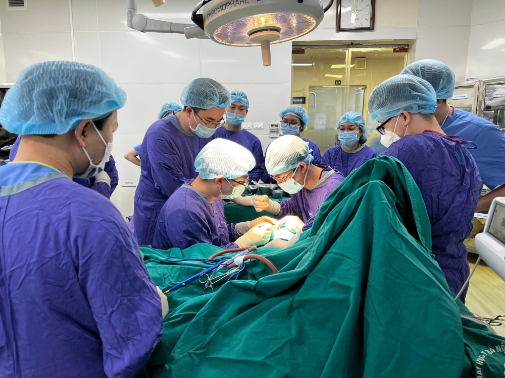 Các bác sĩ phẫu thuật xuyên đêm 8 tiếng nối bàn tay cho bệnh nhi 21 tháng tuổi tại Bệnh viện Đại học Y Hà Nội.