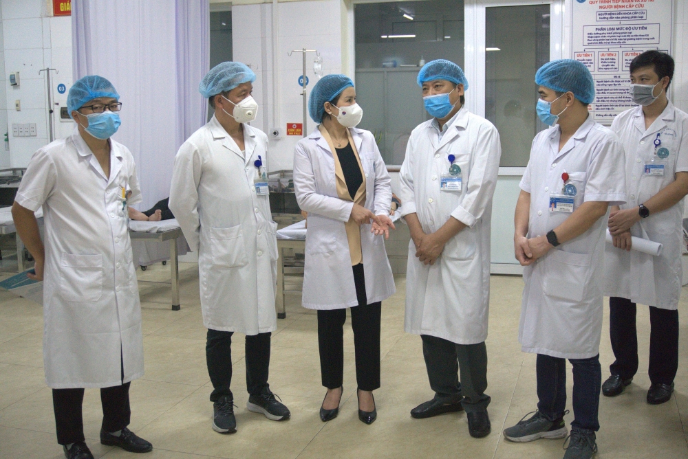 Giám đốc Sở Y tế Hà Nội Trần Thị Nhị Hà kiểm tra công tác phòng, chống dịch COVID-19.