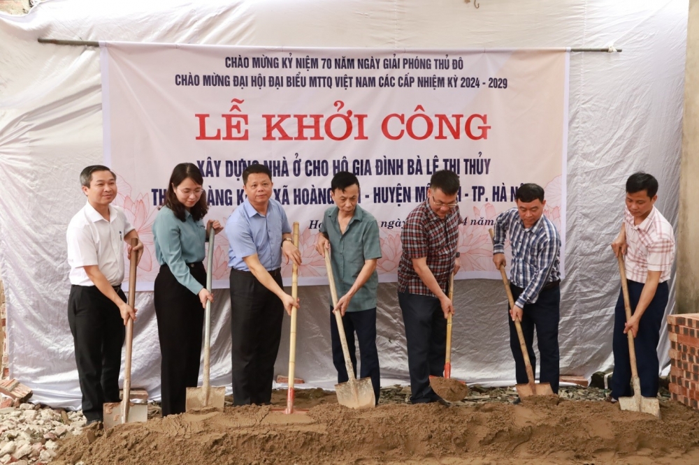  Các đồng chí lãnh đạo tham dự lễ khởi công xây dựng nhà hỗ trợ cho hộ gia đình chị Lê Thị Thủy xã Hoàng Kim