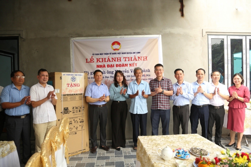 Các đồng chí lãnh đạo thăm, tặng quà cho hộ gia đình ông Nguyễn Văn Thành xã Đại Thịnh