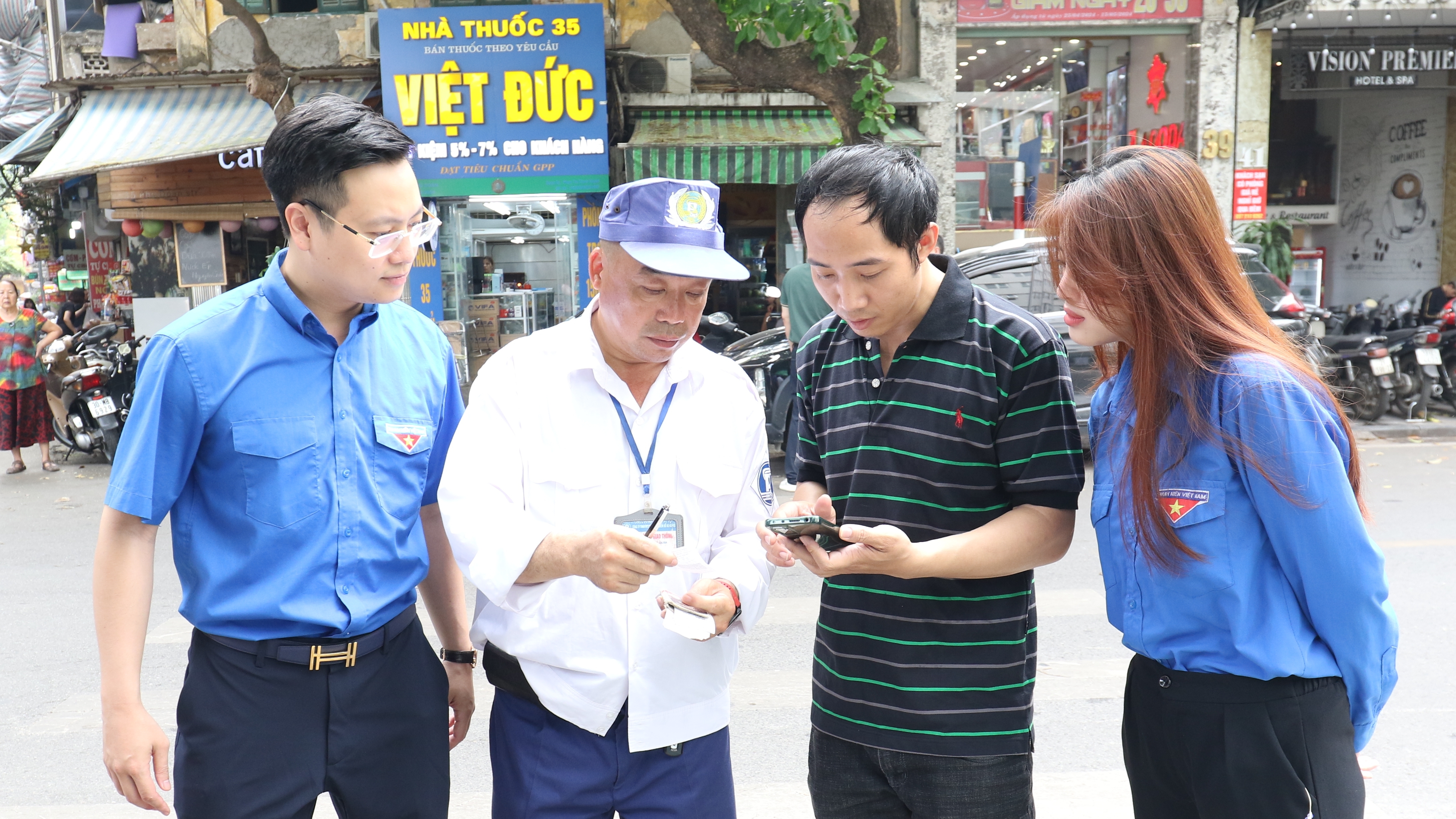 Thanh niên Thủ đô "phủ xanh" bãi gửi xe thông minh