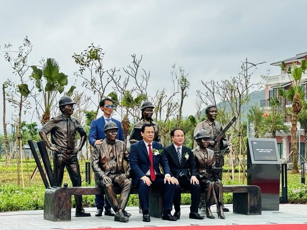 Thứ trưởng Bộ Xây dựng Nguyễn Văn Sinh và Cục trưởng Cục Du lịch Quốc gia Nguyễn Trùng Khánh chụp ảnh kỷ niệm bên Biểu tượng vinh danh Người xây dựng.