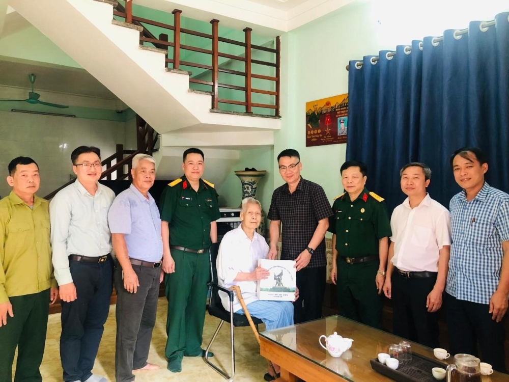 Phó Bí thư Thường trực Huyện ủy Nguyễn Anh Tuấn thăm, tặng quà đối tượng chính sách tại xã Kim Hoa. Ảnh: Thanh Tuyền