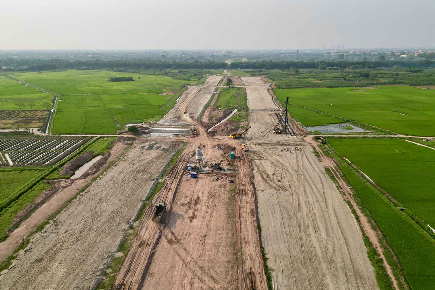 Công trường thi công Vành đai 4 Vùng Thủ đô, đoạn qua huyện Hoài Đức, Hà Nội. Ảnh Hữu Chánh