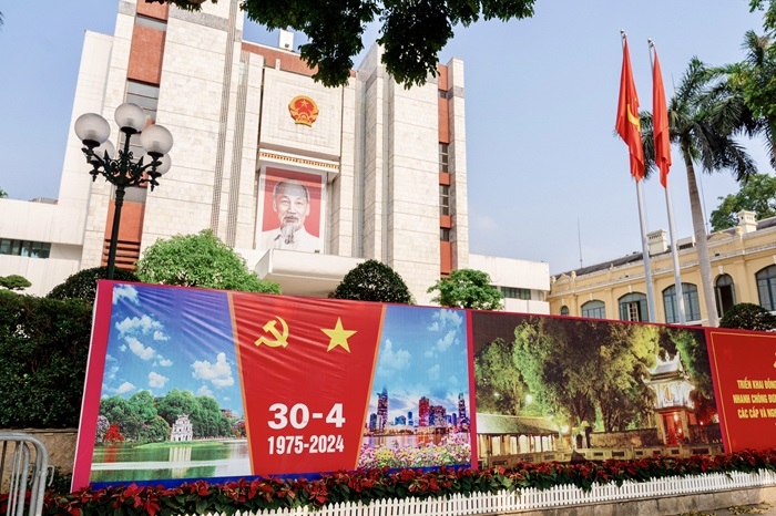 Theo Sở Văn hóa và Thể thao Hà Nội thông qua các hoạt động trang trí cổ động trực quan nhằm tuyên truyền, giáo dục tư tưởng chính trị, truyền thống lịch sử, văn hóa; bồi dưỡng và phát huy lòng yêu nước, ý chí tự lực, tự cường, tinh thần đại đoàn kết toàn dân tộc trong sự nghiệp đổi mới và hội nhập quốc tế nhằm góp phần củng cố và bồi đắp niềm tin của Nhân dân đối với Đảng, Nhà nước và chế độ xã hội chủ nghĩa. Theo Sở Văn hóa và Thể thao Hà Nội thông qua các hoạt động trang trí cổ động trực quan nhằm tuyên truyền, giáo dục tư tưởng chính trị, truyền thống lịch sử, văn hóa; bồi dưỡng và phát huy lòng yêu nước, ý chí tự lực, tự cường, tinh thần đại đoàn kết toàn