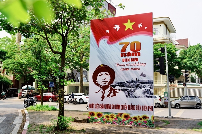Phố phường Hà Nội rực rỡ cờ hoa chào mừng ngày đất nước thống nhất