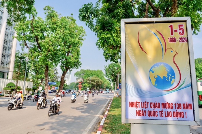 Phố phường Hà Nội rực rỡ cờ hoa chào mừng ngày đất nước thống nhất Phố phường Hà Nội rực rỡ cờ hoa chào mừng ngày đất nước thống nhất