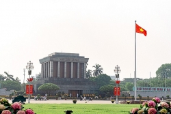 Phố phường Hà Nội rực rỡ cờ hoa chào mừng ngày đất nước thống nhất