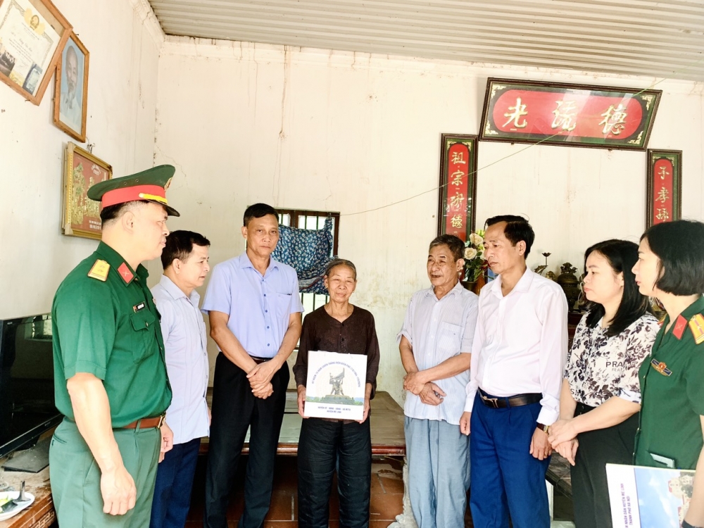 Đ/c Chủ tịch Ủy ban MTTQ Hoàng Văn Tân cùng đoàn thăm, tặng quà gia đình bà Phạm Thị Kíp, gia đình liệt sỹ, thôn Tiên Đài, xã Vạn Yên.