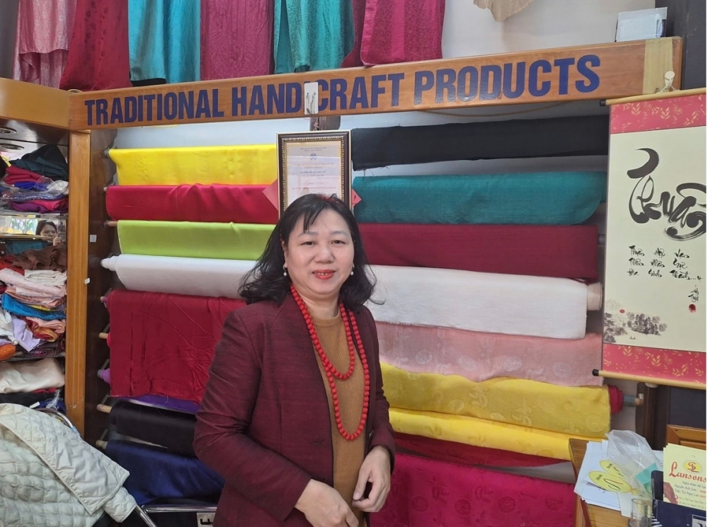 Phó Chủ tịch Hội Làng nghề dệt lụa Vạn Phúc Trần Thị Ngọc Lan