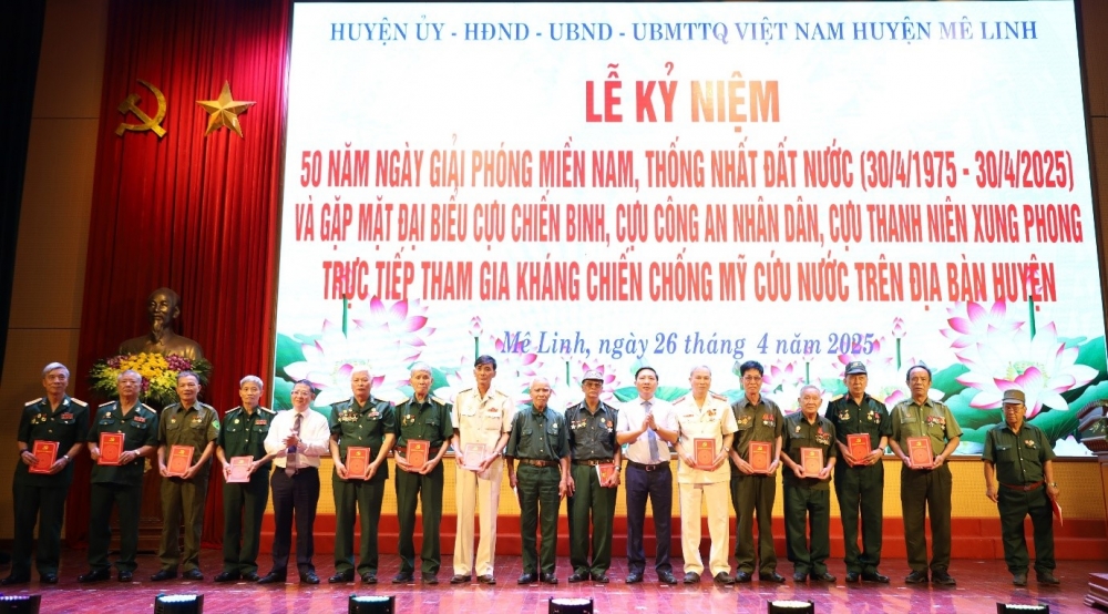 Bí Thư Huyện ủy Nguyễn Thanh Liêm và Đ/c Chủ tịch UBND huyện Hoàng Anh Tuấn tặng quà tri ân các cựu chiến binh