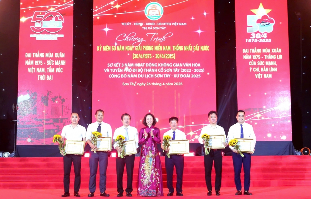 Phó Chủ tịch UBND thành phố Hà Nội Vũ Thu Hà tặng bằng khen cho các tập thể có thành tích trong xây dựng, duy trì và phát huy phố đi bộ quanh thành cổ Sơn Tây