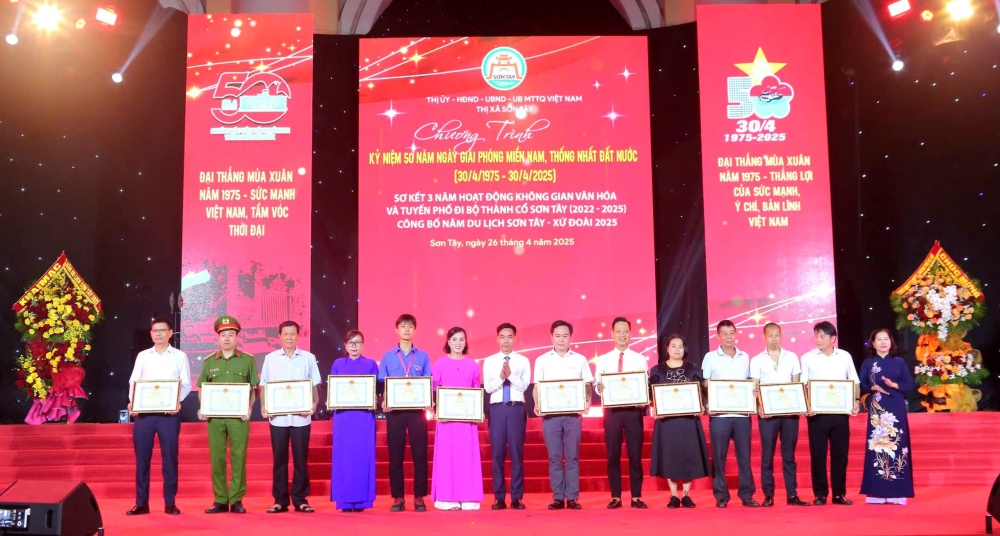 Các cá nhân được khen thưởng