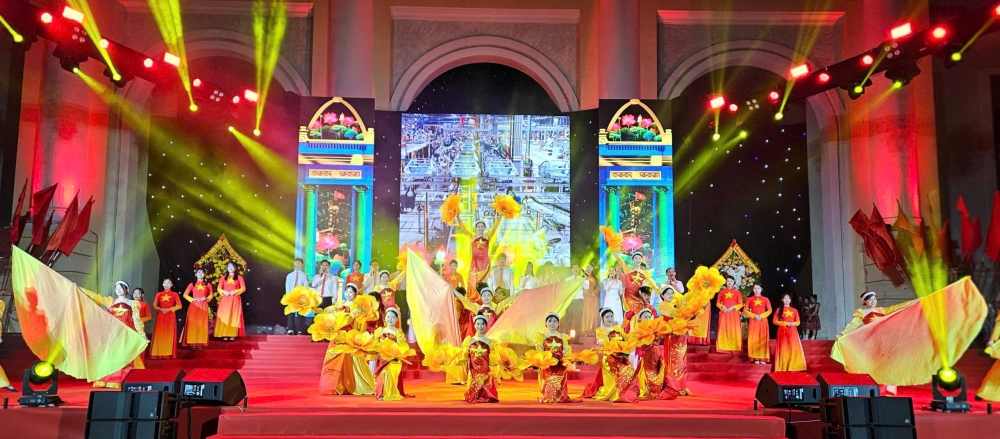 Sơn Tây rực sáng trong lễ kỷ niệm 50 năm thống nhất đất nước