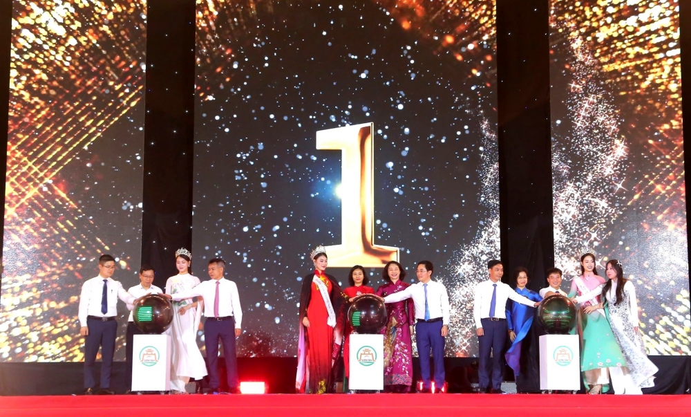 Các đại biểu thành phố, thị xã thực hiện nghi thức khai mạc Năm du lịch Sơn Tây 2025.