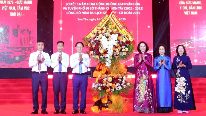 Sơn Tây rực sáng trong lễ kỷ niệm 50 năm thống nhất đất nước