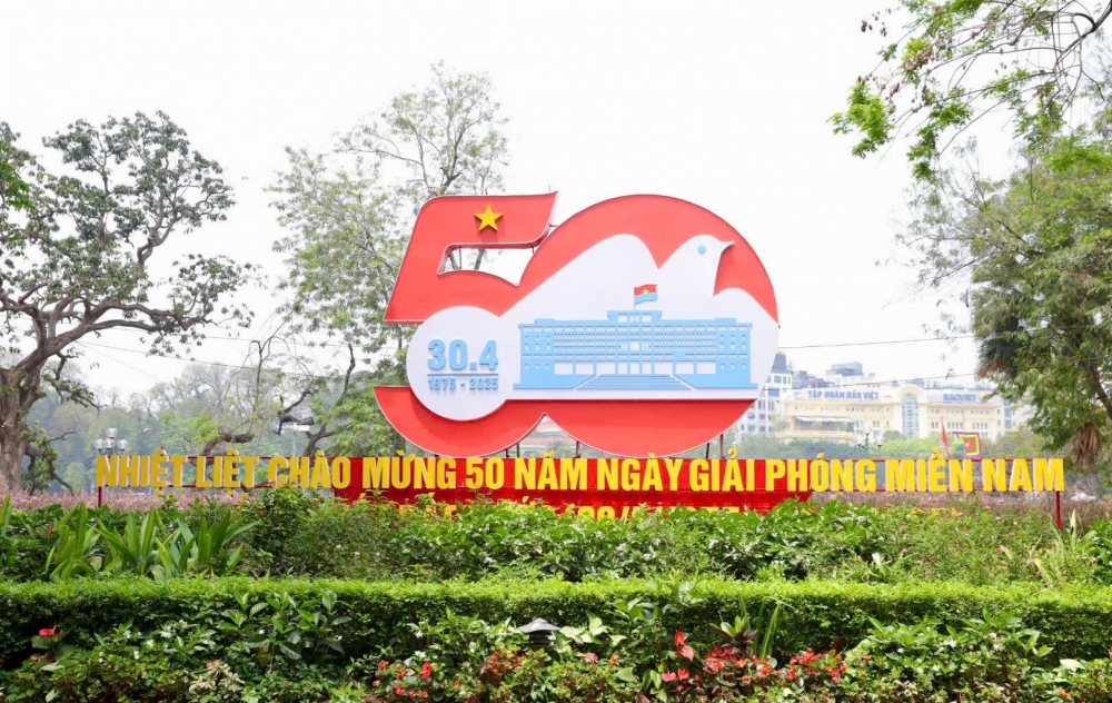 Cụm biểu tượng “50 năm” kết hợp hình chim bồ câu - biểu tượng của hòa bình, và Dinh Độc Lập - dấu mốc lịch sử 30/4/1975, được đặt trang trọng giữa thảm hoa xanh mướt ven hồ Hoàn Kiếm. Đặc biệt, dòng khẩu hiệu “Nhiệt liệt chào mừng 50 năm Ngày Giải phóng miền Nam, thống nhất đất nước” tạo nên không khí trang nghiêm và đầy tự hào, góp phần lan tỏa tinh thần đoàn kết và khát vọng thống nhất dân tộc đến với người dân Thủ đô và du khách thập phương.