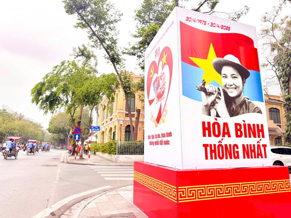 Cụm pano ba mặt được dựng trang trọng tại góc phố Lê Lai - Đinh Tiên Hoàng, nổi bật với hình ảnh người chiến sĩ giải phóng cùng thông điệp “Hòa bình - Thống nhất”, lan tỏa niềm tự hào và khát vọng độc lập, tự do của dân tộc.