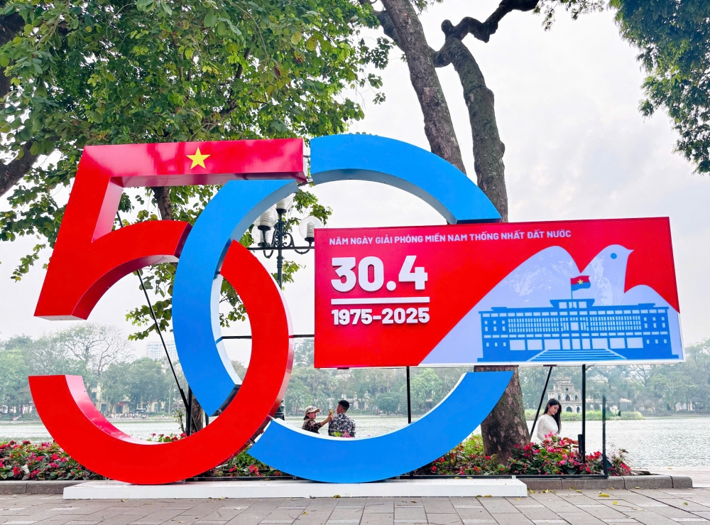 Cụm trang trí với thiết kế con số “50” cách điệu, kết hợp gam màu đỏ - xanh chủ đạo, biểu trưng cho sự hòa hợp Bắc - Nam, được lắp đặt tại phố Đinh Tiên Hoàng, ngay bên hồ Hoàn Kiếm cũng là điểm nhấn trực quan sinh động góp phần lan tỏa không khí kỷ niệm đến với đông đảo người dân, du khách trong và ngoài nước.
