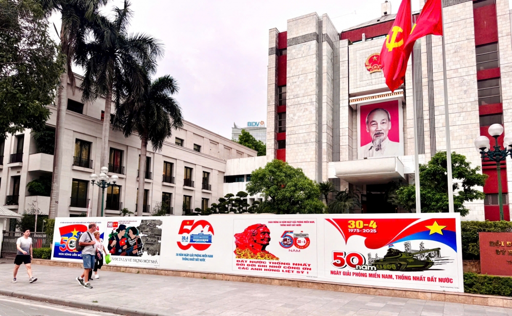  trước trụ sở HĐND - UBND Thành phố (79 Đinh Tiên Hoàng, quận Hoàn Kiếm, Hà Nội), dãy pano cổ động trực quan trải dài với thông điệp mạnh mẽ: “50 năm Ngày Giải phóng miền Nam, thống nhất đất nước”, “Đất nước thống nhất, đời đời ghi nhớ công ơn các anh hùng liệt sỹ”,... cùng hình ảnh xe tăng tiến vào Dinh Độc Lập - biểu tượng bất diệt của đại thắng mùa Xuân 1975 được bố trí khoa học, sinh động, vừa mang tính thẩm mỹ cao vừa khơi dậy niềm tự hào dân tộc, ý thức trách nhiệm công dân trong mỗi người dân Thủ đô.