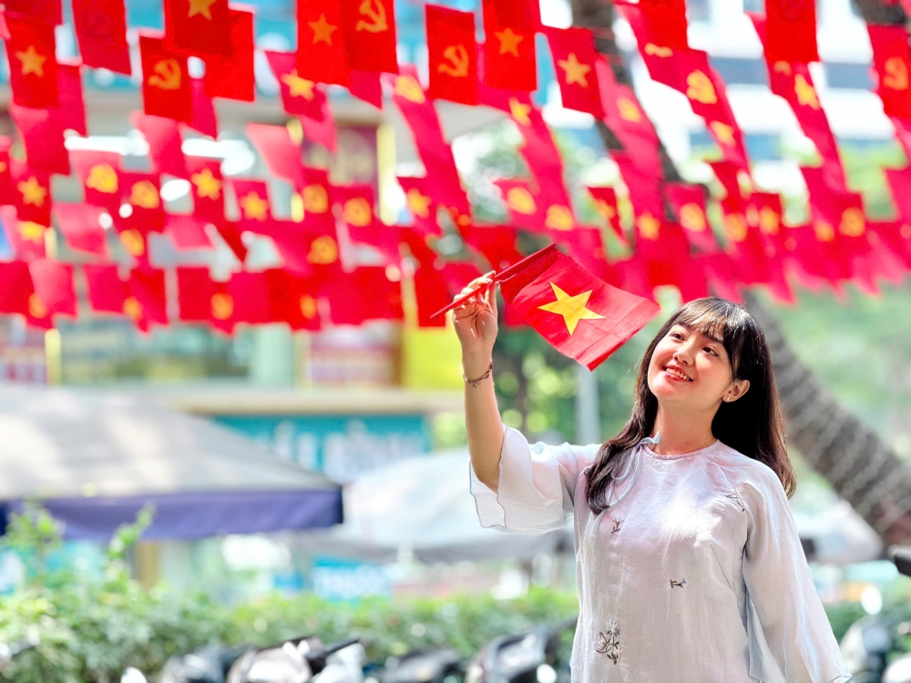 Thủ đô rợp cờ hoa chào mừng kỷ niệm ngày thống nhất đất nước